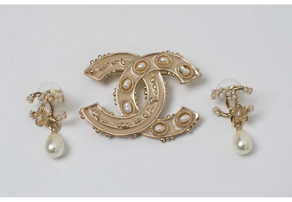 CHANEL LOGO BROOCH, beige enamel and pearl set, plus a pair of drop earrings.  (3)