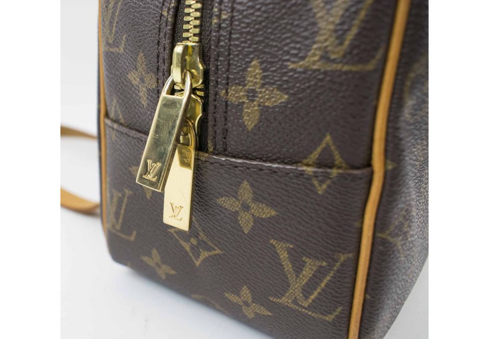 LOUIS VUITTON MONOGRAM CITE SHOULDER BAG, traditional brown monogram canvas  with leather trim and pale gold tone hardware, double zip closure at the  top and zippered front pocket, 25cm x 18cm H