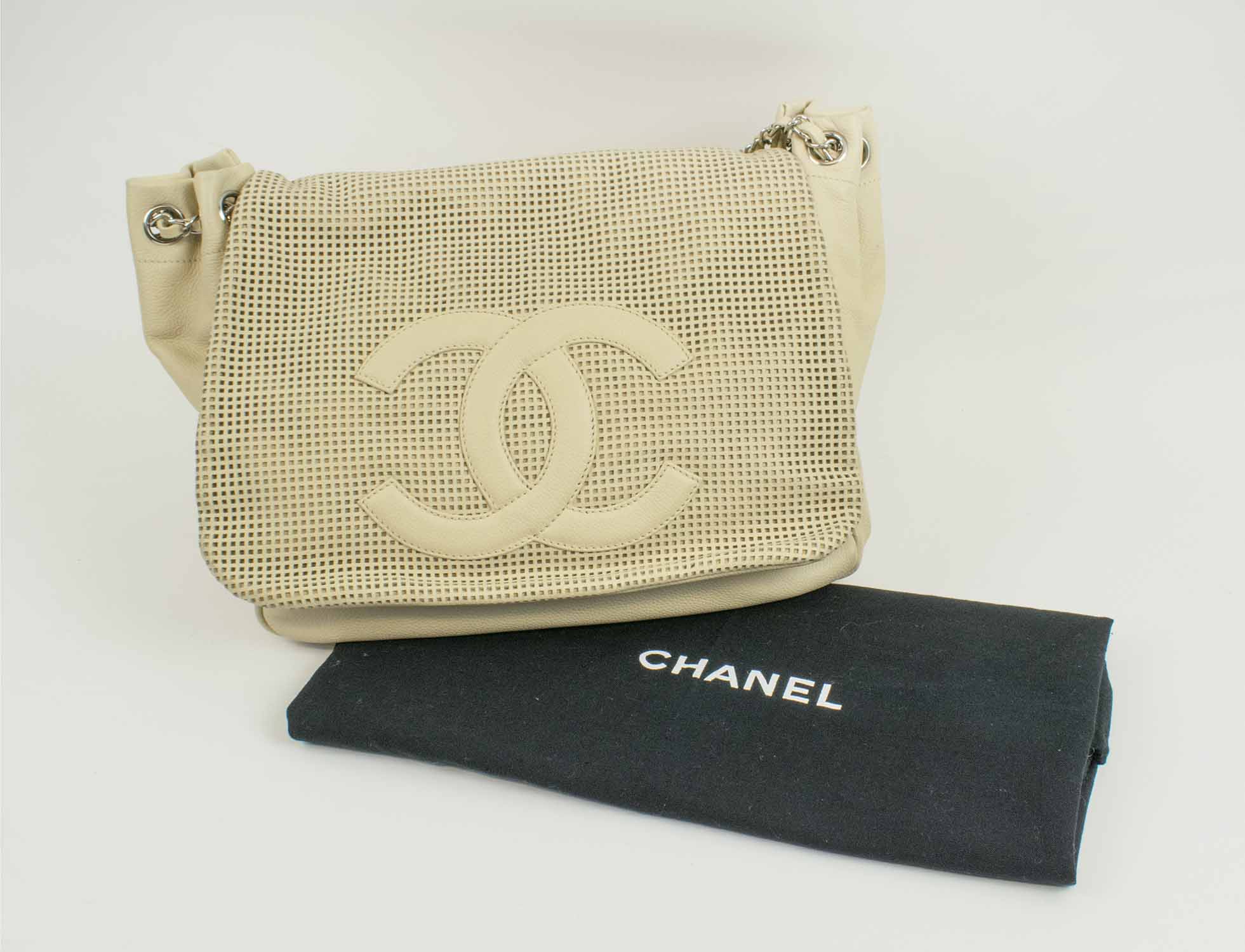CHANEL TOTE HANDBAG, flap closure with iconic CC logo at the front