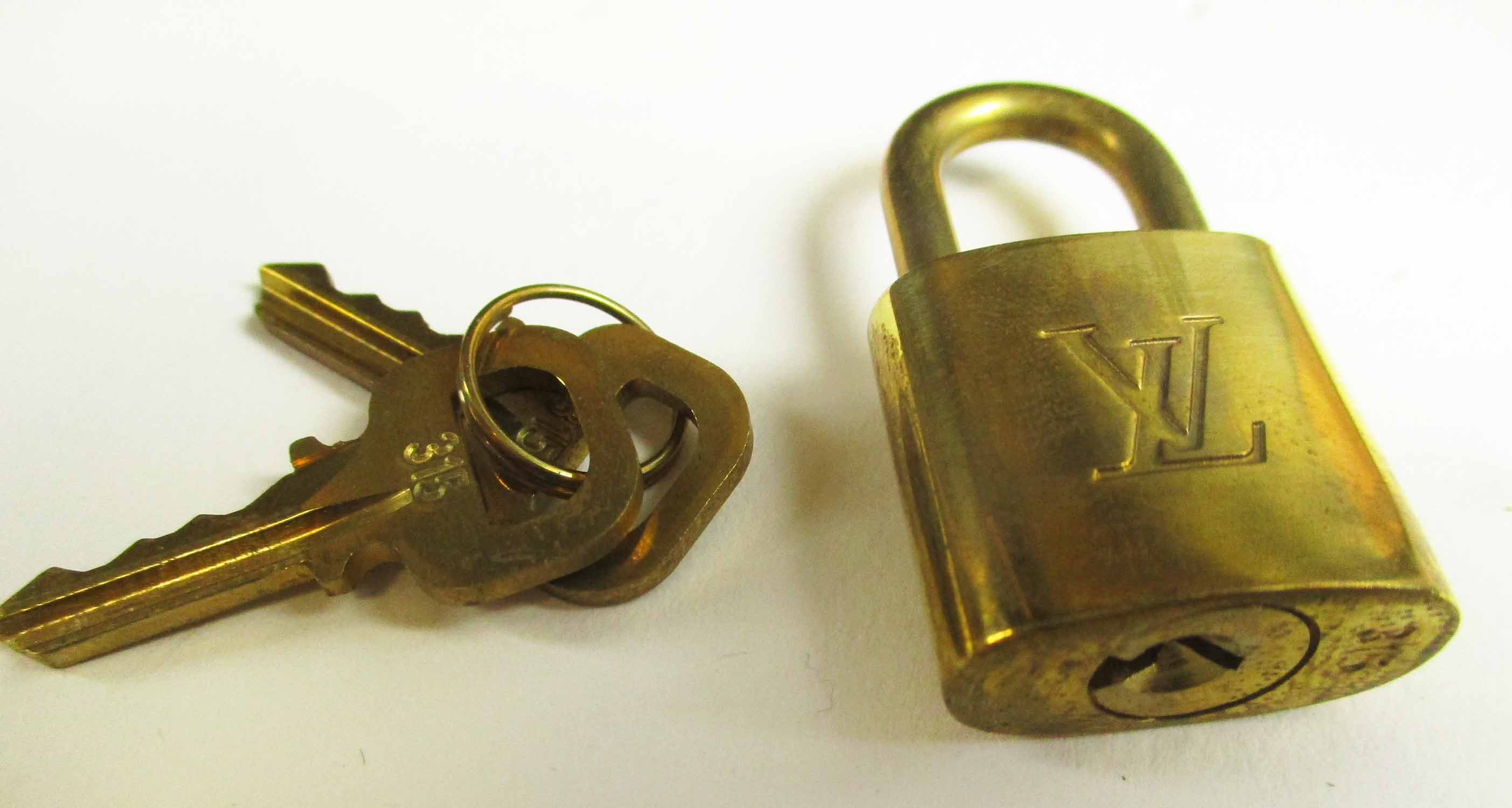 louis-vuitton lock and key lot