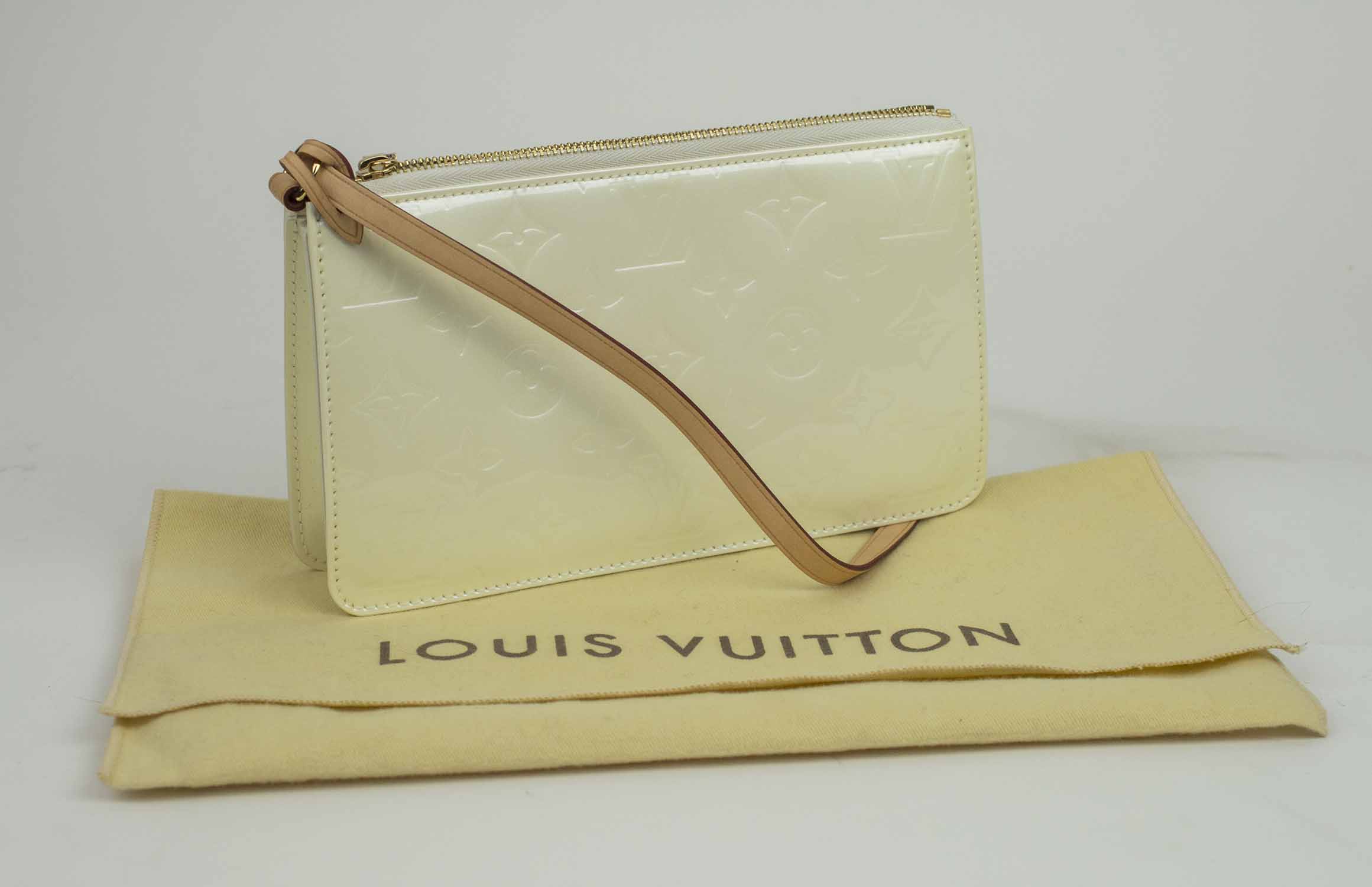 LOUIS VUITTON ACCESSOIRE CLUTCH/WRIST BAG, patent leather with gold tone  hardware, top zip closure, natural leather removable strap, can be worn  around the wrist, with dust bag, 20cm x 12cm H.