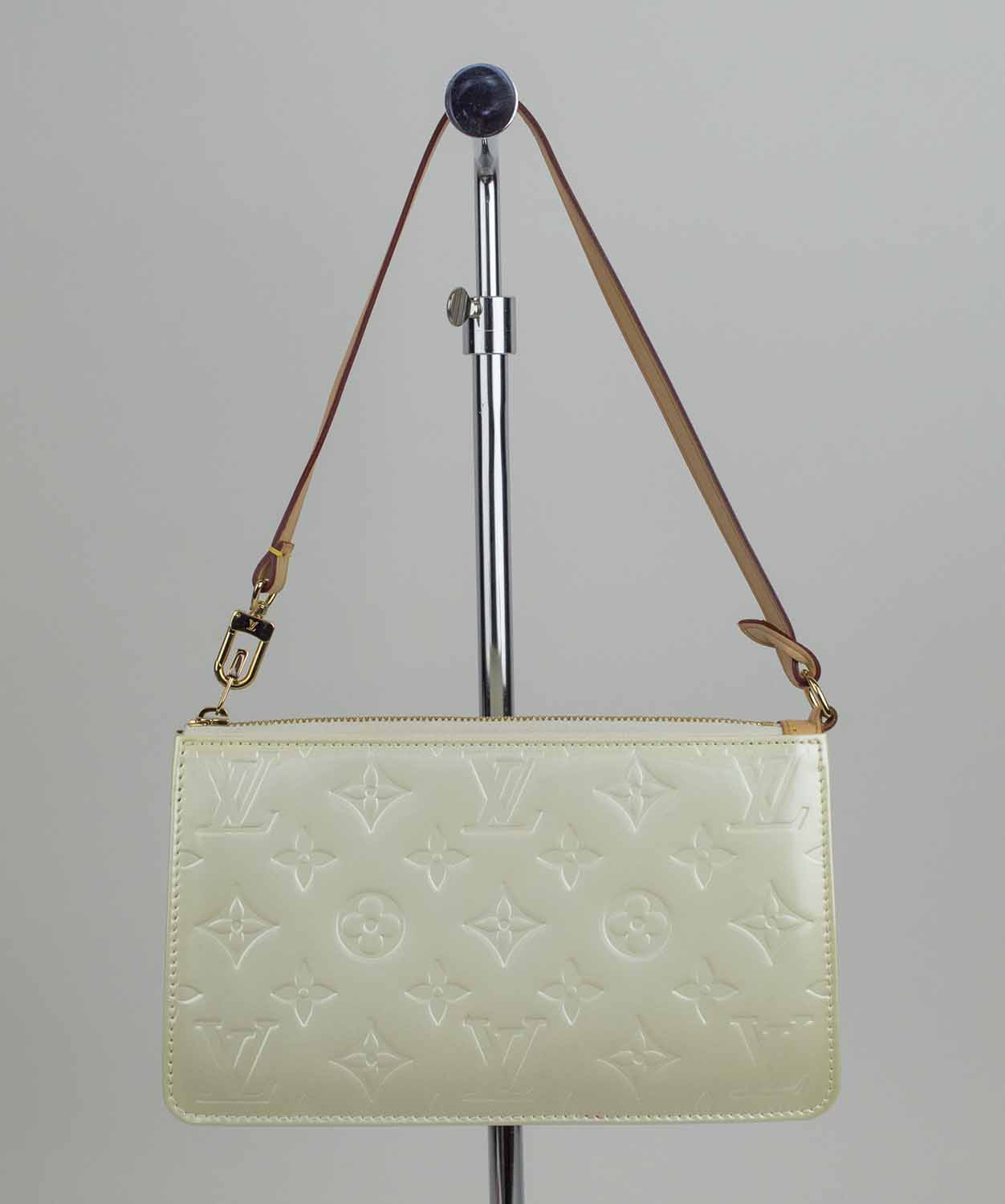 LOUIS VUITTON ACCESSOIRE CLUTCH/WRIST BAG, patent leather with gold tone hardware, top zip ...