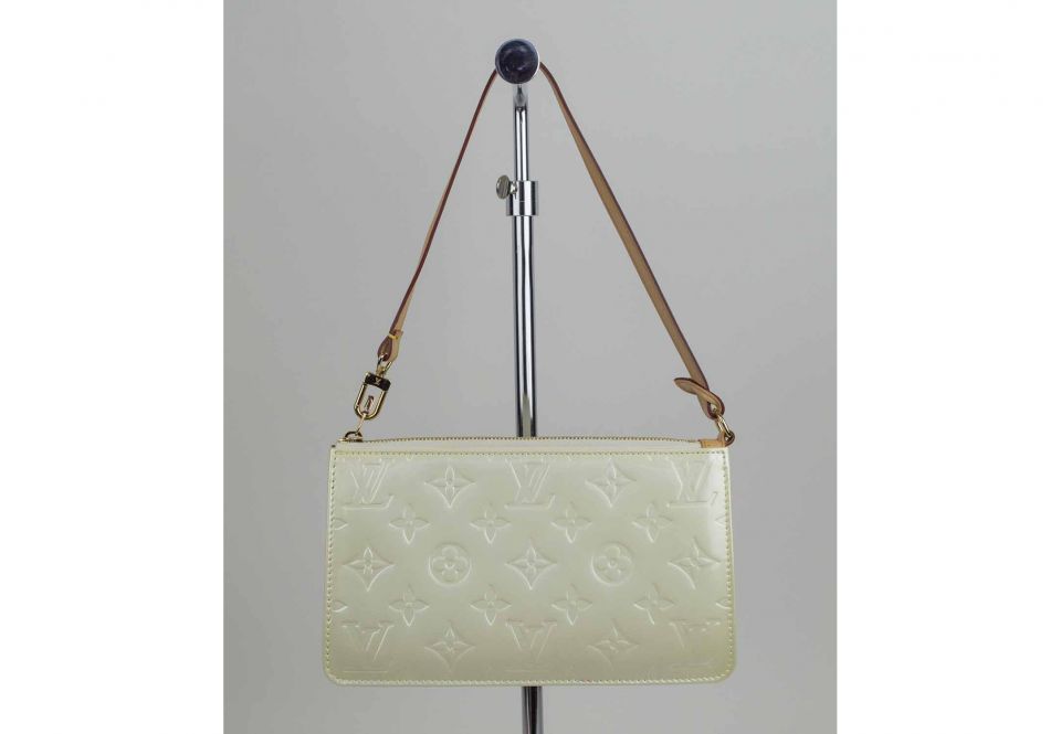 LOUIS VUITTON ACCESSOIRE CLUTCH/WRIST BAG, patent leather with gold tone  hardware, top zip closure, natural leather removable strap, can be worn  around the wrist, with dust bag, 20cm x 12cm H.