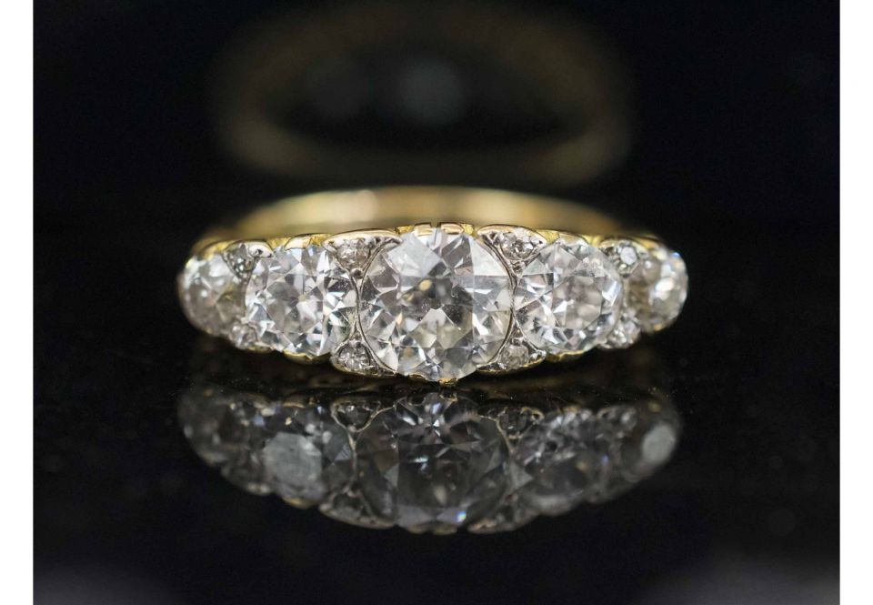 A FINE ANTIQUE DIAMOND RING, circa 1890, the carved eighteen carat ...